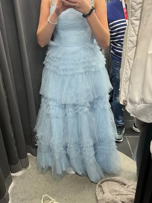 Balklänning  - Säljer inte just nu. Intresse koll! Köpt för 2000 och sedan in och uppsydd hon skräddare. Skriv gärna vad ni är villiga att betala🥰