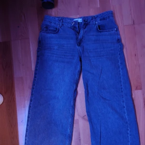 Grå wide jeans från Pull&Bear - Säljer ett par gråa jeans från Pull&Bear. Tillverkade i mjukt denim-material.