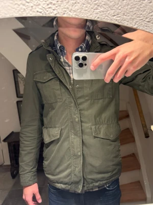 Olivgrön parkajacka från Herno - Säljer en olivgrön parkajacka från Herno med fyra stora fickor framtill och dragkedja✅ storlek 46 vilket motsvarar S. Modellen på bilden är 185 och bär s/m i vanliga fall. Kan gå ner i pris vid snabb affär. Inga skambud tack 