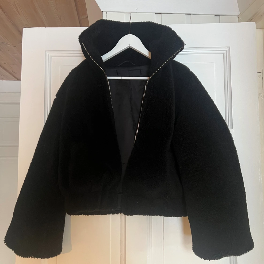 Svart teddyjacka med dragkedja - 3