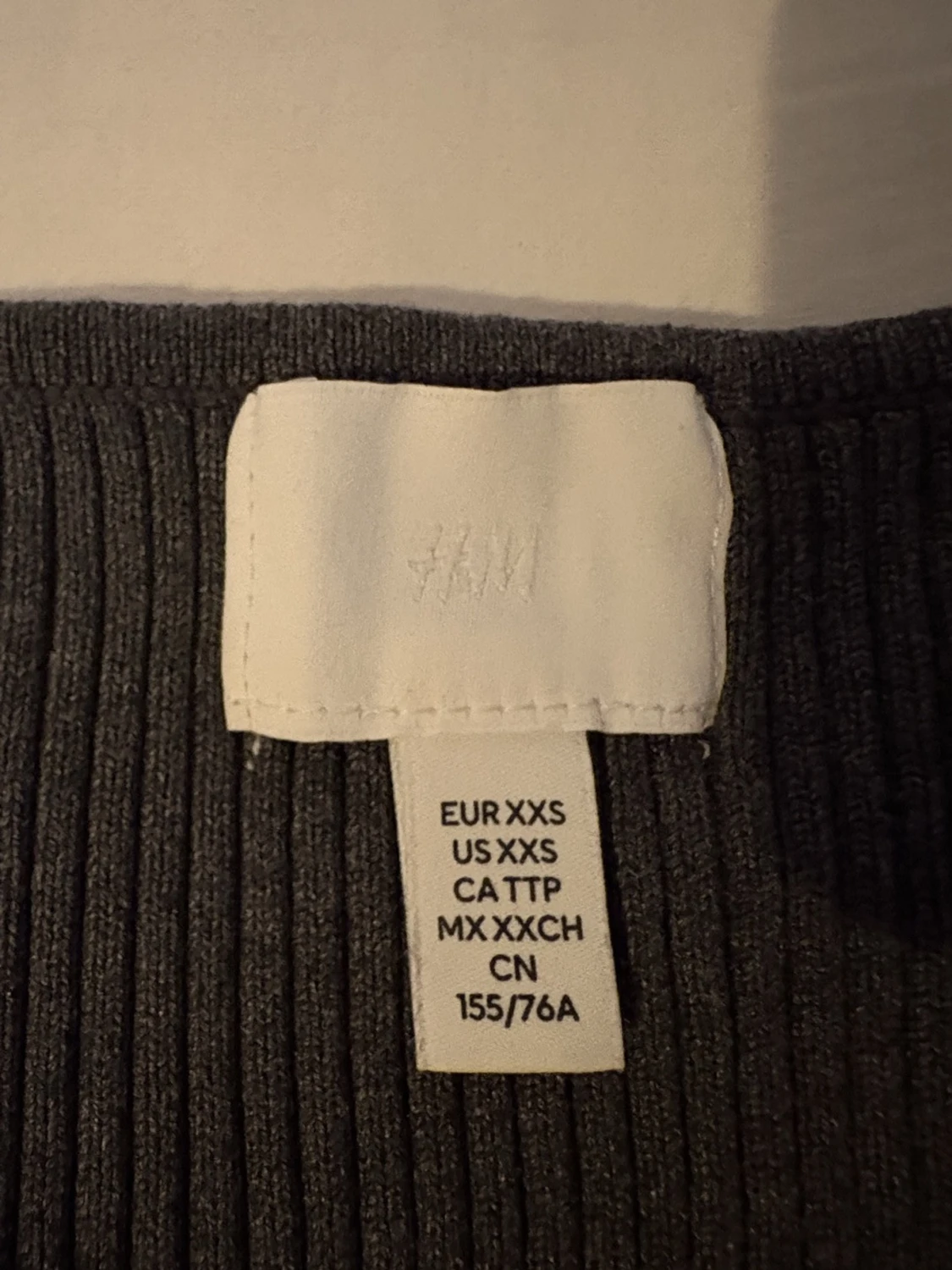 Mörkgrå ribbad offshoulder topp H&M - 2