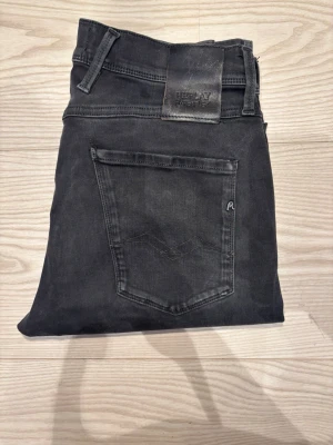 Replay anbass jeans - Riktigt feta Replay Anbass Hyperflex i svart | Skick: 9,5/10 | Nypris: 1899 kr | Storlek: W33 L32 | Inga defekter 🙌 | Hör av er vid minsta fundering 🙌🤝