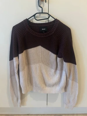 Stickad tröja Object - Säljer en snygg stickad tröja från Object i storlek S. Den säljs pga för liten för mig