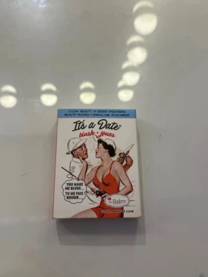 Ny blush - The balm - det säljer en ny blush från The balm, färgen = CLEAN BEAUTY.