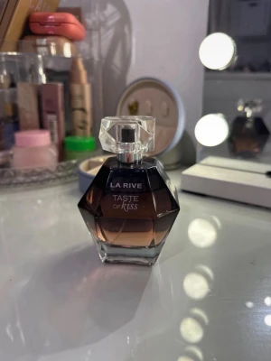 La rive parfym - 100ml - Säljer en helt ny parfym, har bara sprutat en gång på handen. säljer pågrund köpte fel. 100ml😊