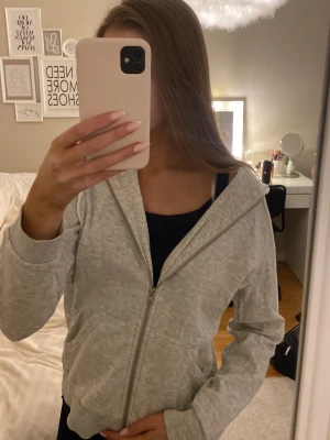 Grå zip up hoodie - Jättefin och mysig zip up, perfekt till vardagen! Jättebra skick💞 
