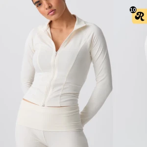 Gina soft zip jacket - Säljer denna zip tröjan från gina, oanvänd och i storlek xs i färg tofu! 