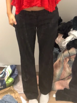 Low waist kostymbyxor   - low waist kostymbyxor i modellen Vera från Bikbok. Aldrig använda.