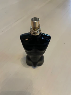 Stilren svart parfymflaska Jean Miss  - Parfym i en ikonisk, svart flaska formad som en manlig torso. Perfekt för dig som vill sticka ut med en modern och trendig design på hyllan. Volym, ingredienser och tillverkningsland syns ej på bilderna.