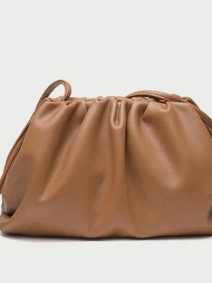 Clutch bag  - Säljer en snygg brun clutch bag i i mjukt skinnimitation från Raffinato. Färg: Duna. Modell: Milano clutch bag. Mått: bredd: 21cm, djup:7cm, Höjd:14cm. Storlek Small. Aldrig använd och skicket är som helt ny. 