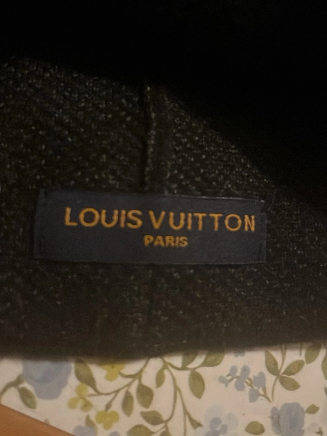 Svart mössa med vit logga  - 1