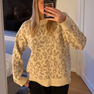 Beige leopardmönstrad stickad tröja - Säljer en beige stickad tröja med snyggt leopardmönster, märket heter soyaconcept. Fint skick!