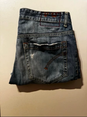 Dondup Jeans - 🤩Sjukt snygga Jeans säljes  ✅Plagget är noggrant kontrollerat av experter och är i toppenskick  👔Märke: Dondup  📐Passform: 102cm långa  Perfekt för den som vill utveckla och sin stil till nästa nivå eller bara vill ha ett plagg som håller högsta kvalitet.   ⚠️Skriv vid intresse eller frågor  U34