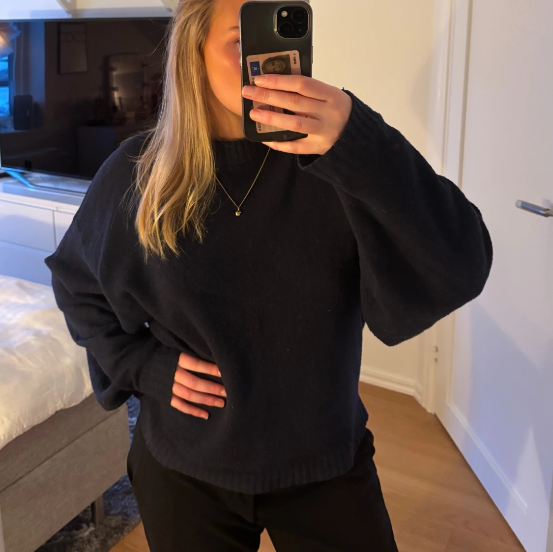 Mörkblå stickad tröja - 2