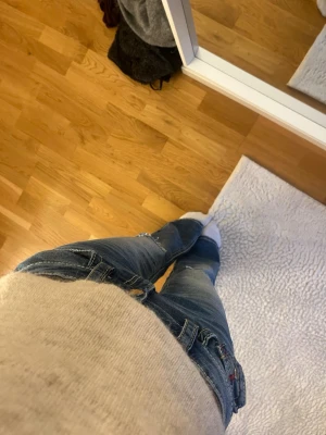 💕Bootcut jeans med snygga detaljer och knappar på bakfickorna från Gina Tricot💕 - Snygga blå bootcut jeans från Gina Tricot i storlek 158.✨Jeansen är low waist och har rödaktiga detaljer runt bakfickorna.💖 Finns ett hål på varje knä (som det ska vara) dem är inte sönder. Är använda ett par gånger men inte mycket mer än så.🫶🏻