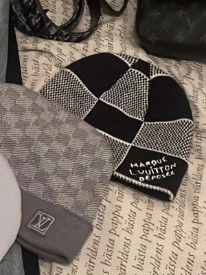 Svart och vit rutig Louis Vuitton väst - 1st 350 2st 600 Säljer en unik svart och vit väst från Louis Vuitton med rutigt figur