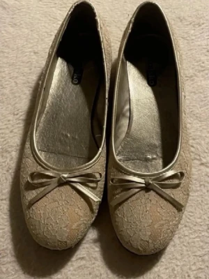 Silvriga ballerina skor, 40  - Super fina ballerina skor från din sko i bra skick! Hör gärna av dig om du undrar något och pris kan diskuteras 💞