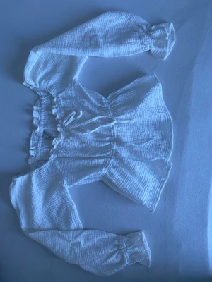 Nelly - Blus - storlek 38/ M - Jag säljer denna blusen från Nelly, jag köpte den frö ungefär 1 år sen men jag har aldrig haft chansen att använda den. Den har inga skador någonstans inte heller några märken. Blusen har en jätte skön material som inte är så tjock men inte heller tunn. 