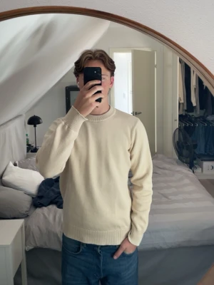 Stickad tröja från Les Deux - Snygg beige stickad tröja från Les Deux. Storlek M, men är lite liten i storleken. Nypris är 900kr. Perfekt nu till kallare väder. 