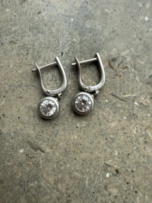 Örhängen  - Silver örhängen men sten detalj 