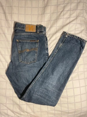 Nudie Jeans - Säljer ett par Nudie Jeans. Modellen är Steady Eddie II. Storlek 31/32. Hör av vid frågor!