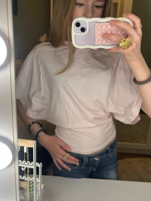 Ljusrosa t-shirt från Nelly XS - Säljer en ljusrosa t-shirt från Nelly i storlek XS. T-shirten har en loose passform och är tillverkad i mjuk bomull. Den är enkel och stilren utan mönster eller detaljer, med klassisk rund hals och korta ärmar. Perfekt för dig som gillar basic och comfy vibes.