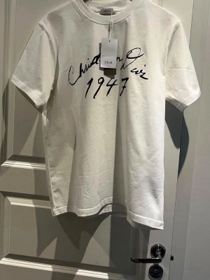 Polo Ralph Lauren T-shirt  - Tjena, säljer denna stilrena, efterfrågade och helt nya T-shirten från Polo Ralph Lauren. Riktigt utmärkt kvalitet och väldigt snygg som passar allt. Skriv gärna vid intresse och för mer information! Tveka inte på att skicka bud.