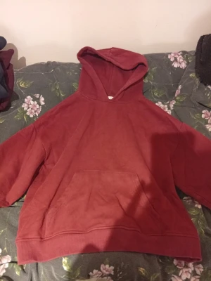Vinröd hoodie från lager 157, storlek M - En basic mysig hoodie från lager 157 i storlek M