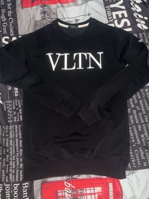 Valentino sweater - Bekväm väldigt stilig VLTN tröja.                                                 inga fläckar eller hål.