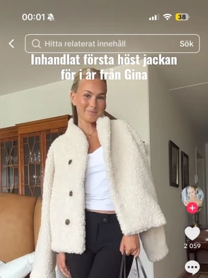 Vit teddyjacka från Gina Tricot  - Supermysig vit/creme vit teddyjacka med stora knappar  från Gina Tricot i storlek XS , jackan är aldrig använd med prislappen kvar nypris 600 pris kan diskuteras