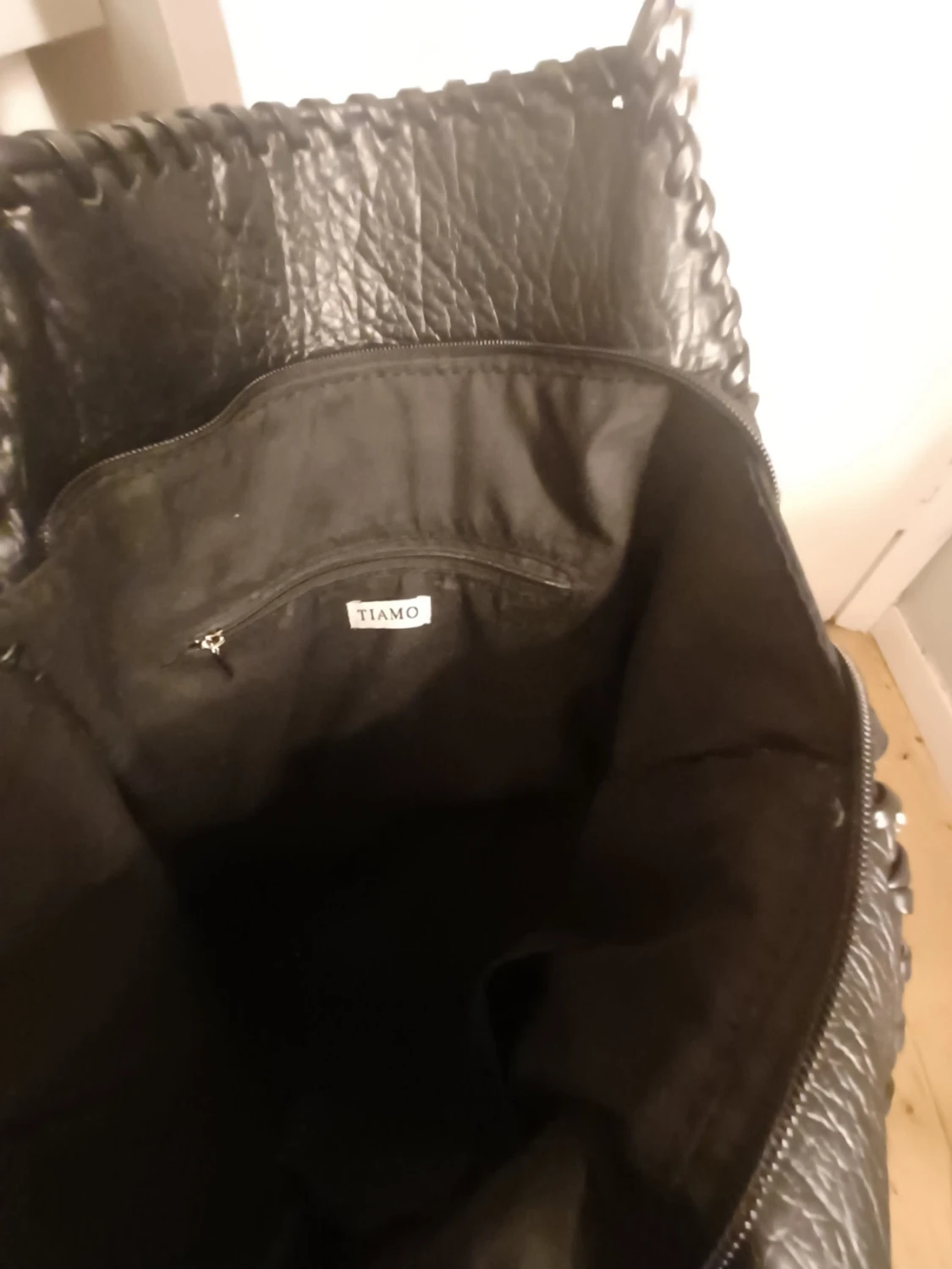 Svart axelväska med kedja från Tiamo - 2