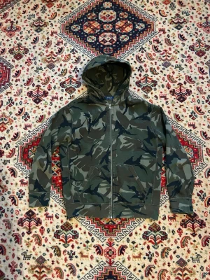 Ralph Lauren hoodie camo - Riktigt unik och ovanlig Ralph Lauren hoodie i camouflage. Köpt i italien. Mycket bra skick. Storlek M. Mått: 52 cm bröstbredd. 67 cm längd. 48 cm armlängd