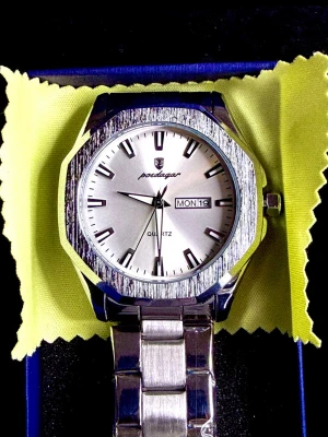 Poedagar Octavian - Stainless Steel *Helt ny* - Poedagar Octavian i rostfritt stål, helt ny och oanvänd. Stilren och klassisk herrklocka med silverfärgad urtavla och day-date-funktion som ger ett tidlöst, kraftfullt och elegant uttryck. Passar utmärkt till både vardag och mer uppklädda tillfällen.