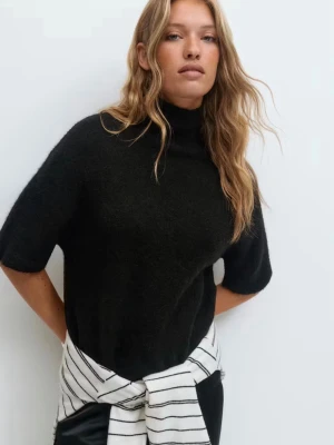 Svart stickad polotröja med kort ärm - Säljer denna svarta stickade tröjan som är slutsåld💕använd fåtal gånger 