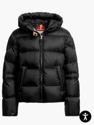 Svart pufferjacka från Parajumpers - Säljer en svart pufferjacka från Parajumpers med huva och dragkedja framtill. Jackan har stora, quiltade partier och två rejäla fickor. Klassisk patch på ärmen och cool gul detalj vid halsen. Perfekt för kalla dagar och riktigt snygg till streetwear. Nyss köpt inte mycket andvänd alls men har lite lite sminkfläckar vid kragen som säkert går bort! Annars jättefin nypris ca 6500.