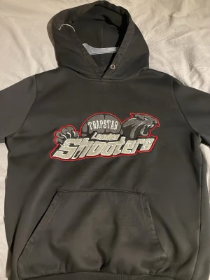 TRAP STAR HODDIE - Använt lite tänkte sälja osen spara pengar inga fel på den jätte fin med stor logga på framsidan köpte den för 750