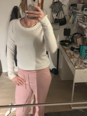 Vit stickad tröja - Vit stickad tröja från vila i mycket skönt och mysigt matriallt funkar perfekt och dra över en t shirt eller linne andvänd nån gång 