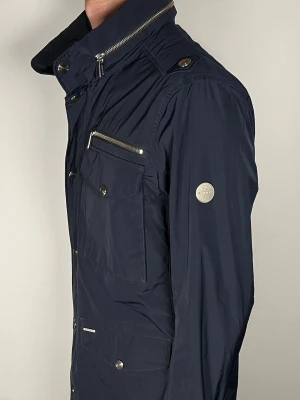 Snoot field jacket  - Säljer en riktigt snygg och trendig Snoot field jacket i fint skick, storlek M, vid frågor är det bara att skriva //Gramenti