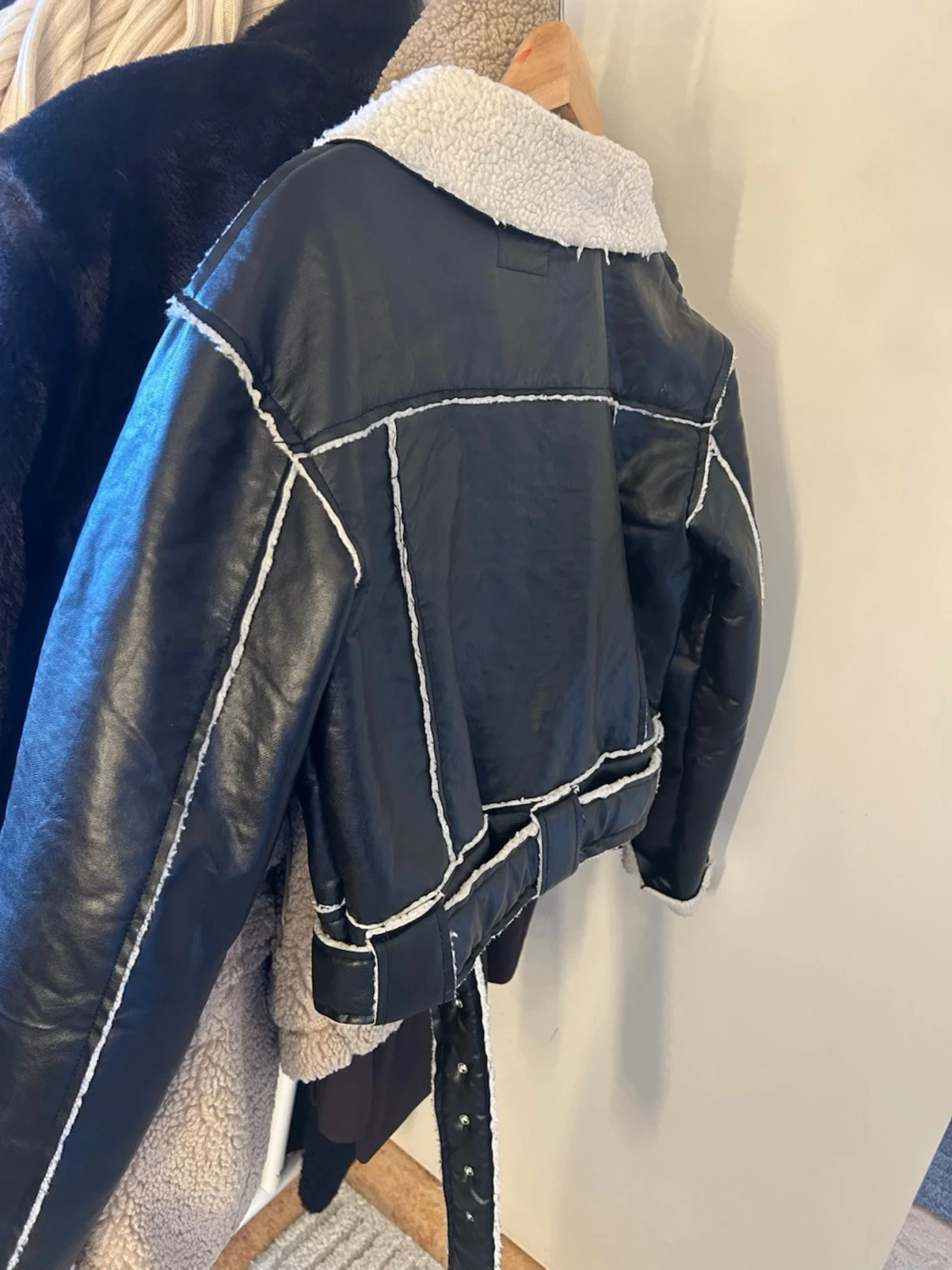 Svart teddyjacka med skinn från Nelly - 3