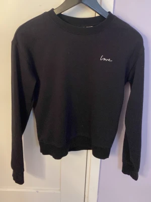 Svart basic tröja från H&M❤️ - Säljer en svart basic tröja från H&M, jätte skön och snygg❤️