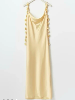 Gul satinklänning - Säljer denna superfina klänningen från Gina Tricot eftersom den inte kommer till användning längre. Perfekt till balen och sommaren. 