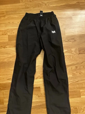Helly Hansen täckbyxor  - använda 1 gång så är i toppen skick  💕 passar från xxs-s beroende på hur man vill att de ska sitta. Passar mig som är 163, diskutera pris 💕