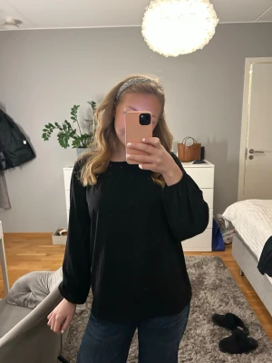 Svart blus från HM - Säljer en svart blus från Hm i storlek S. Blusen är i jättebra skick💕💕