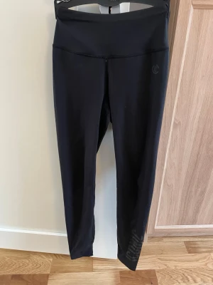 Svarta Iconic träningstights XS - Säljer ett par svarta träningstights från Iconic i storlek XS. 