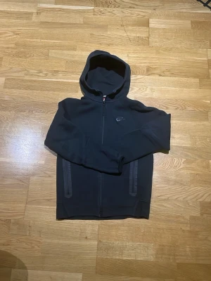Nike tech fleece - Säljer en helt ny oanvänd tech fleece i perfekt skick