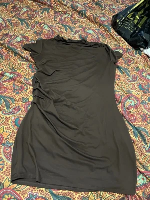 H&M Divided Brown T-Shirt Dress - Simple and comfortable brown T-shirt dress from H&M Divided. Soft, stretchy fabric with a relaxed fit – perfect for everyday wear, lounging, or layering with a jacket or sweater. • Brand: H&M Divided • Color: Brown • Size: XL (EUR XL / US XL) • Style: T-shirt dress / casual dress • Sleeves: Short sleeves • Condition: Good condition, no visible flaws A great basic piece that’s easy to style for any season 🤎 