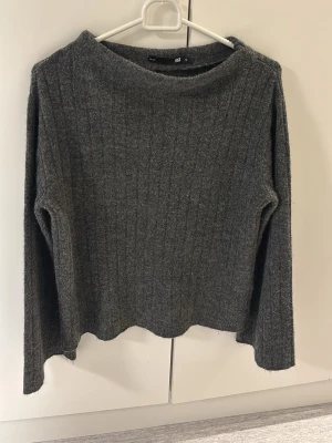 Mörkgrå stickad tröja från 157 - Mysig mörkgrå stickad tröja från lager 157. Tröjan har ett ribbat mönster och långärmade ärmar med en lite lös passform.