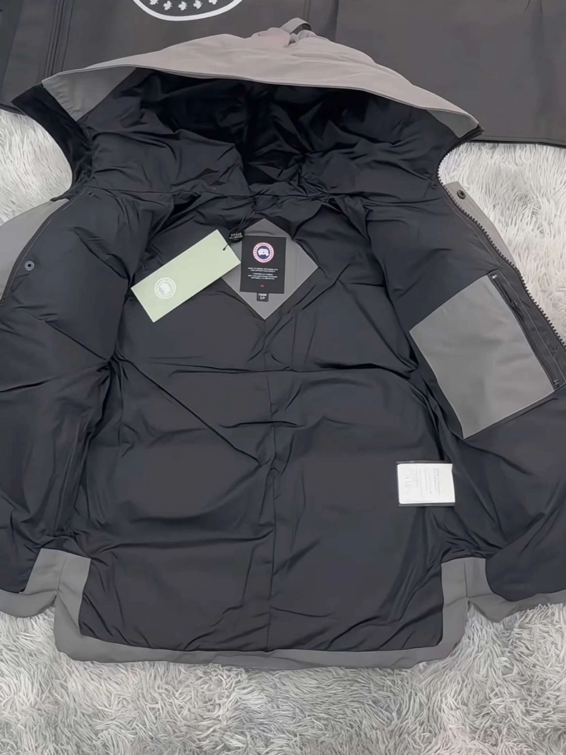 Grå pufferjacka från Canada Goose - 4