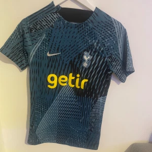 Tottenham hotspur tröja  - Säljer en cool eftertraktad Tottenham tröja. Tröjan är köpt i Tottenhams officiella arena shop i England. Tröjan är i mycket fint skick!