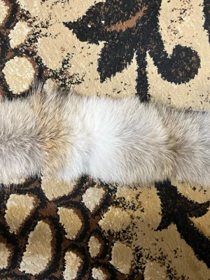 Naturlig pälsväst i beige och grå - Säljer en fluffig pälsväst i naturliga toner av beige, grå och vit. Västen har en mjuk och lyxig känsla med tät päls som ger en cool och trendig look. Perfekt för dig som vill sticka ut och addera lite edge till din outfit.